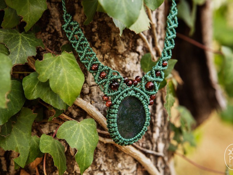 collier en macramé vert, agate mousse et oeil de taureau