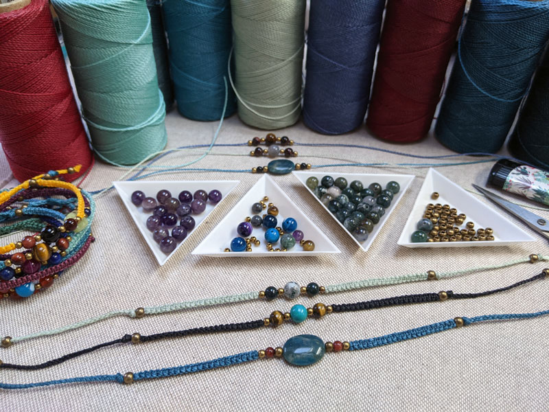 bobines de fil, perles et bracelets