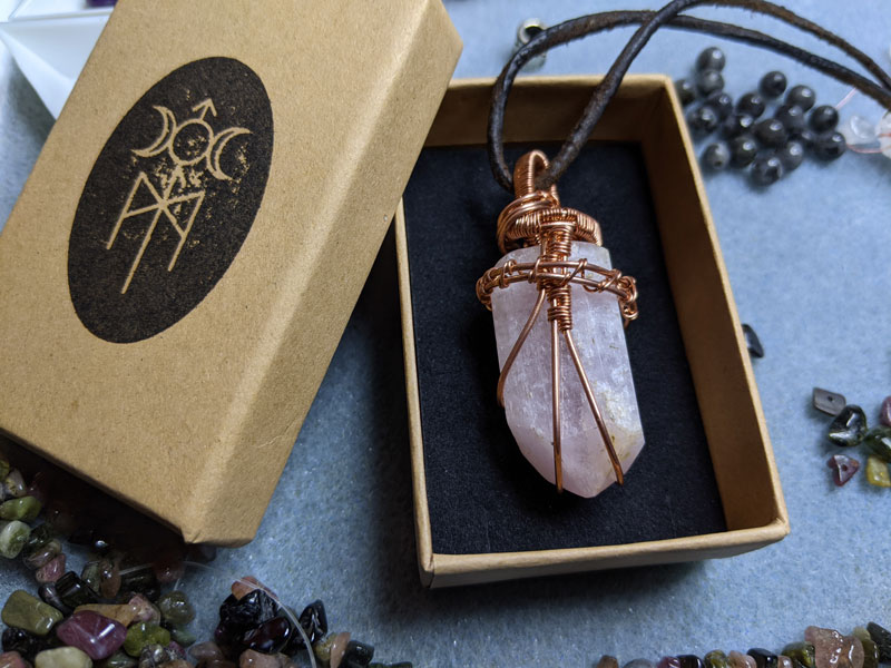 pendentif en pierre rose et wire weaving